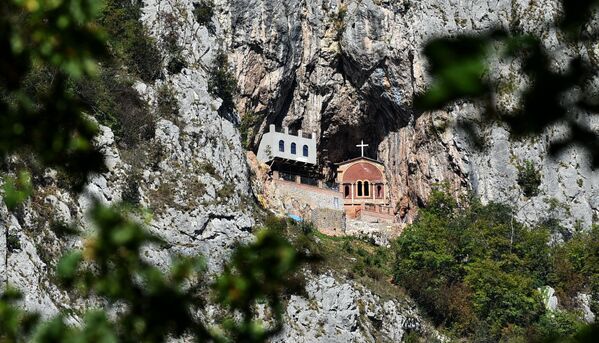 Савиње, односно Црква Светог Саве - Савиње, се налази на стрмим стенама, у пећини, на средини планине Каблар. До ове светиње се долази уском стрмом стазом пешке - Sputnik Србија
