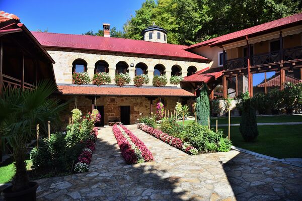 Од 1948. године Сретење је женски манастир, што се да приметити чим се крочи унутар зидина које га опасују - Sputnik Србија