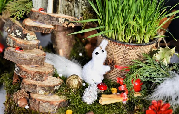 Мала бела веверица као декор на једном од божићних аранжмана - Sputnik Србија