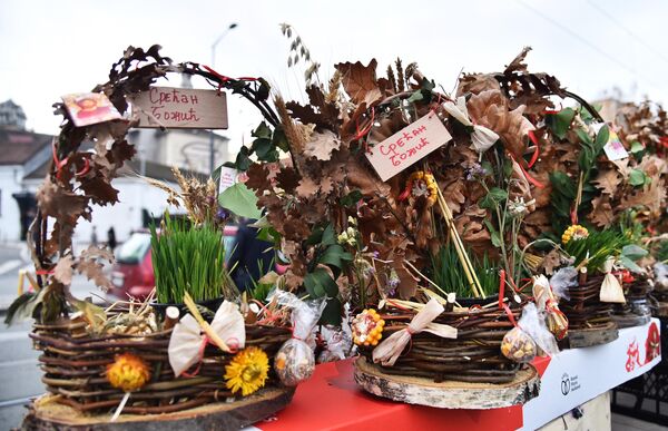 Božićni aranžmani napravljeni od badnjaka, ukrašeni pšenicom, suvim cvećem, šišarkama, slamom, lovorom, ispisanim porukama ukrasili su ulice Beograda - Sputnik Srbija