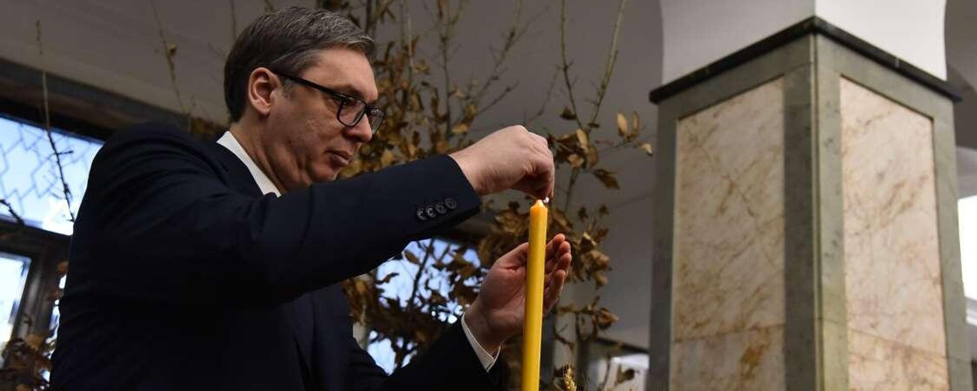 Vučić uneo badnjak u Predsedništvo - Sputnik Srbija, 1920, 06.01.2024