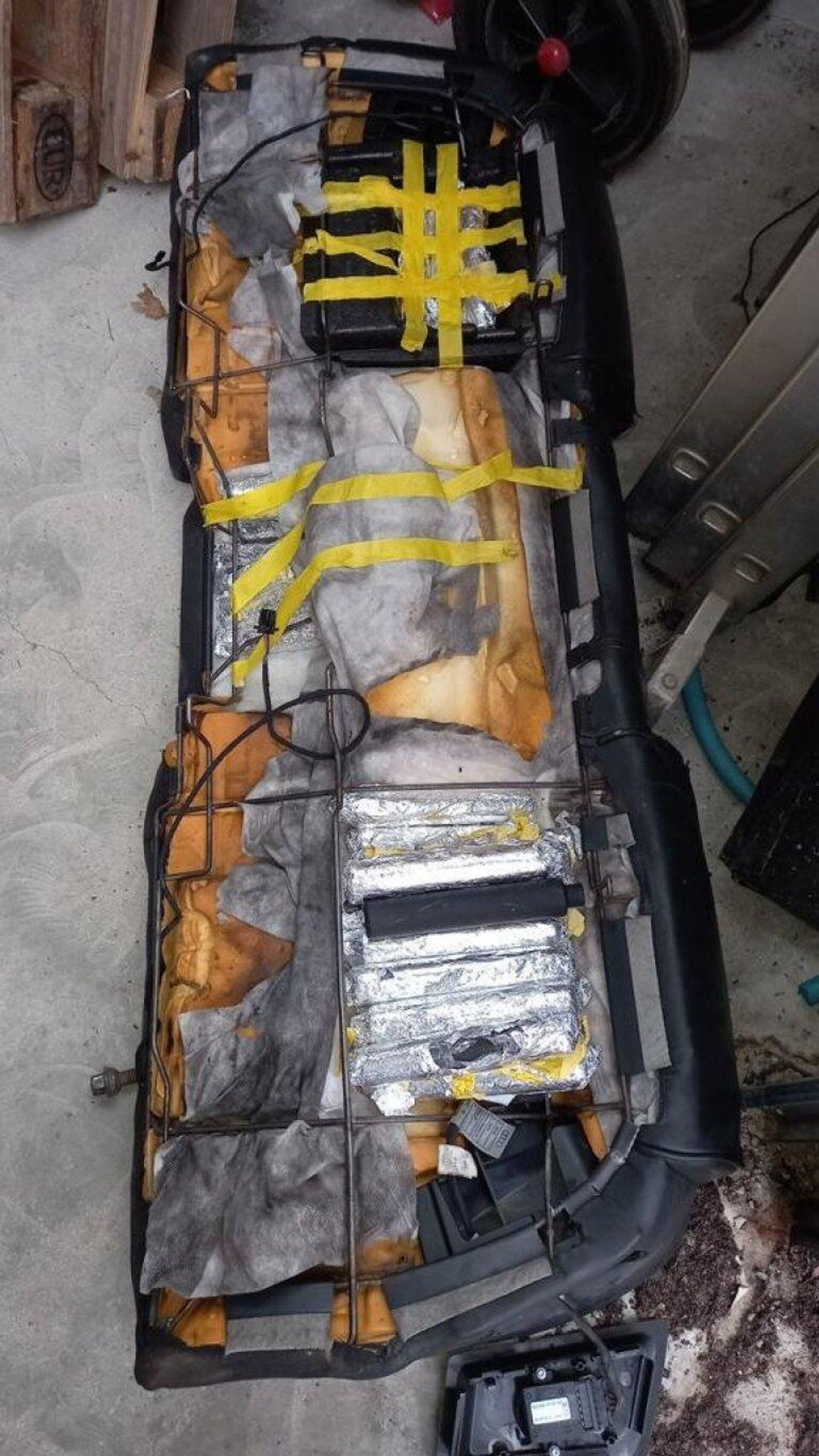 Srpska  policija i carina su u šupljinama sedišta pronašle veću količinu oružja i prigušivača umotanih u folije.   - Sputnik Srbija, 1920, 06.01.2024