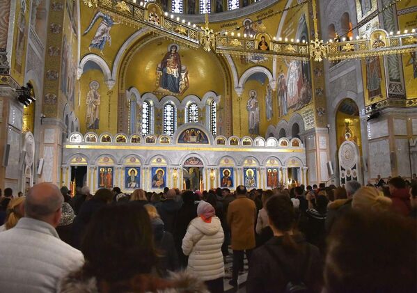 Na liturgiji u Hramu Svetog Save u Beogradu okupio se veliki broj vernika. - Sputnik Srbija