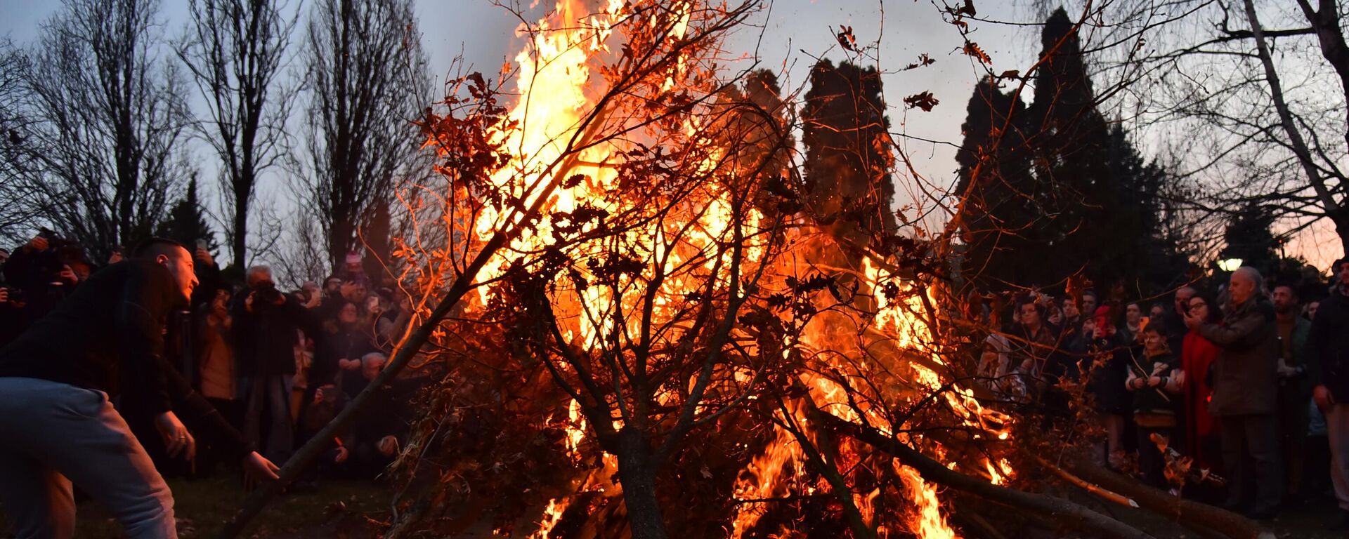 паљење бадњака - Sputnik Србија, 1920, 06.01.2026