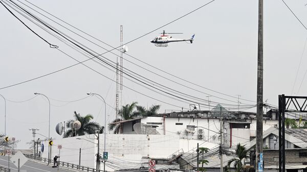 Вертолет полиции Эквадора над телестанцией в Кито  - Sputnik Србија