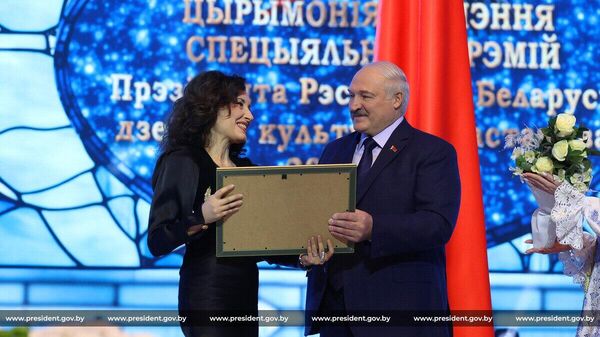 Glumica i režiser Ivana Žigon dobitnik je specijalne nagrade beloruskog predsednika Aleksandra Lukašenka za režiju predstave „Idiot“. - Sputnik Srbija