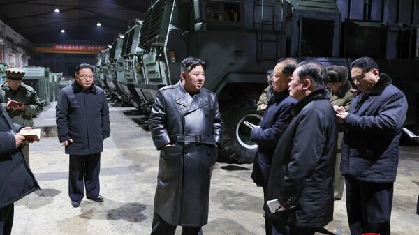 Лидер КНДР Ким Чен Ын во время посещения военных заводов - Sputnik Србија