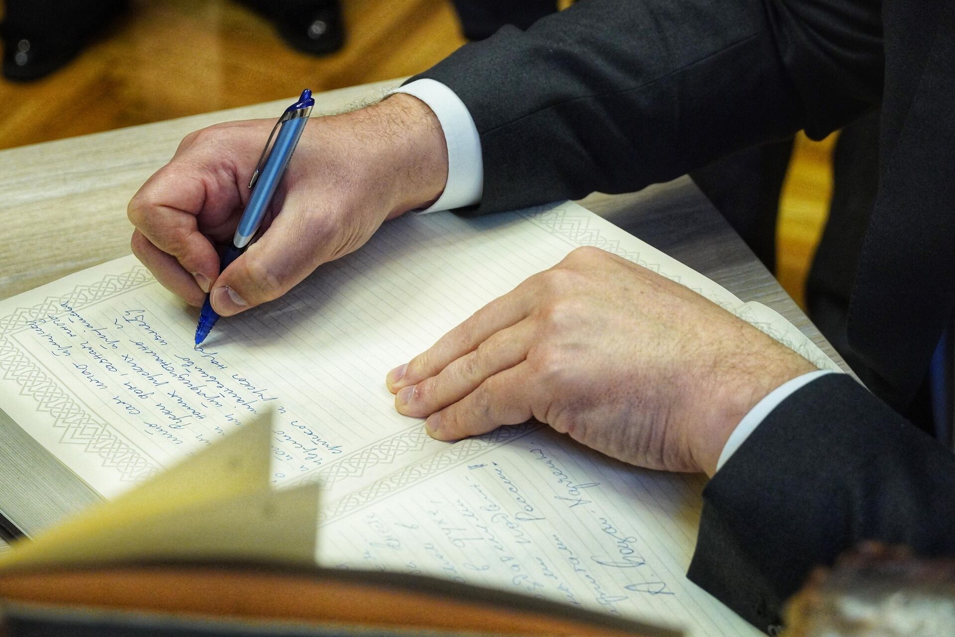 Aleksandar Vučić se upisao u knjigu utisaka u Ruskom domu Aleksandar Vučić se upisao u knjigu utisaka u Ruskom domu - Sputnik Srbija, 1920, 10.01.2024