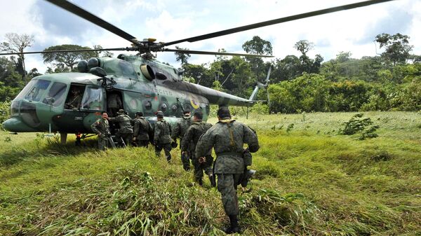 Еквадорски војници улазе у хеликоптер - Sputnik Србија