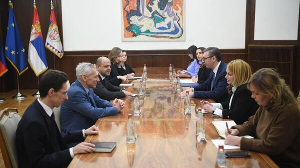 Predsednik Srbije Aleksandar Vučić na sastanku sa delegacijom „Besmrtnog puka“ i ambasadorom Rusije u Srbiji Aleksandrom Bocan-Harčenkom - Sputnik Srbija