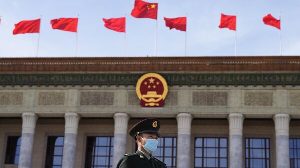 Kineski vojnik stoji ispred zgrade vlade u Pekingu - Sputnik Srbija