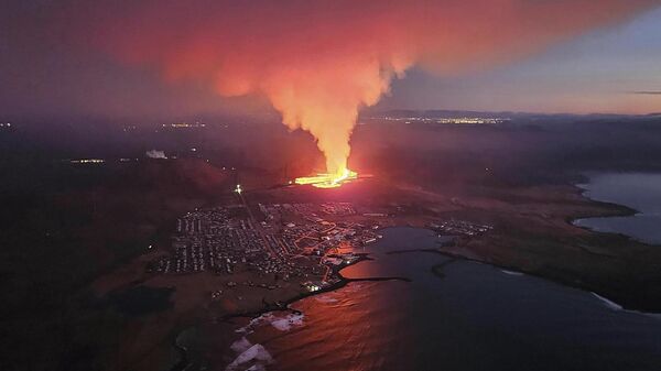 У исландском граду Гриндавику куће су се запалиле након што су се отвориле две пукотине после ерупције вулкана  - Sputnik Србија