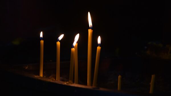 Upaljene sveće za pokoj duše - Sputnik Srbija
