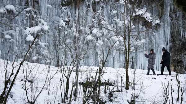 Туристы в замерзшем Гуамском ущелье в Краснодарском крае - Sputnik Србија