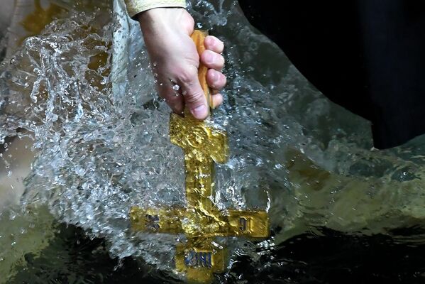 Sveštenik vrši čin vodoosvećenja na praznik Bogojavljenja u Vladivostoku. - Sputnik Srbija