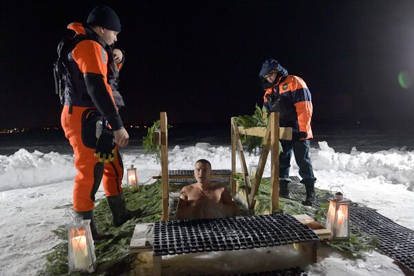 Човек се током Богојављења купа на језеру Шарташ у Јекатеринбургу. - Sputnik Србија