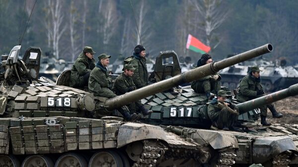 Белоруски војници у тенковима Т-72Б на вежбама провере борбене готовости у Брестској области - Sputnik Србија