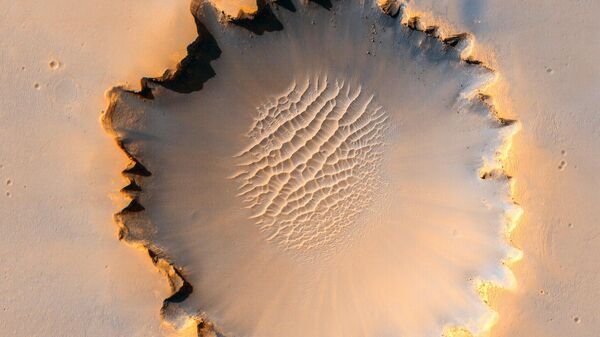 један од кратера у екваторијалној зони Марса - Sputnik Србија