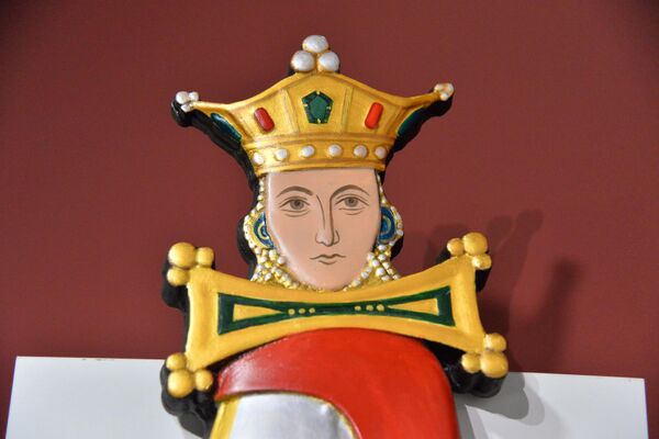 Ženska glava sa krunom i minđušama, veoma slična portretima kraljica na srpskim freskama 14. veka nalazi se na grbu Mrnjavčevića konstruisanog na osnovu pečata kralja Vukašina. - Sputnik Srbija