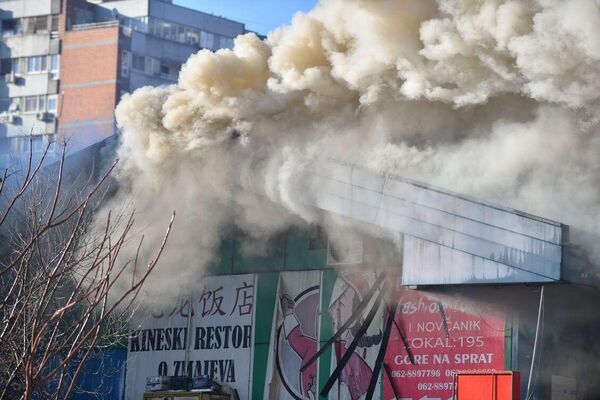 Čaušić je napomenuo da je važno što je sprečeno širenje požara na druge lokale koji se nalaze iza tržnog centra, kako bi se sačuvao bar jedan onaj deo lokala koje vatra nije zahvatila. - Sputnik Srbija