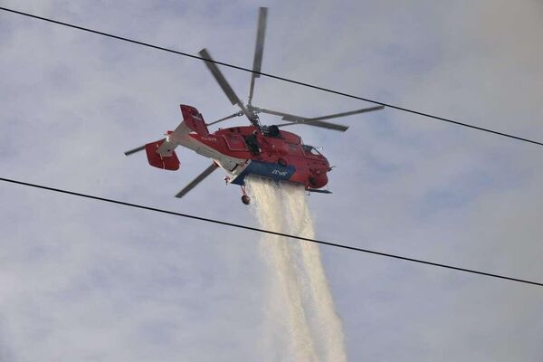 Руски хеликоптер Ка-32 гаси пожар у Кинеском тржном центру на Новом Београду - Sputnik Србија
