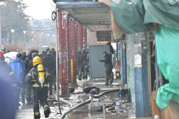 Žandarmerija obezbeđuje objekat na mestu požara u Kineskom tržnom centru. - Sputnik Srbija