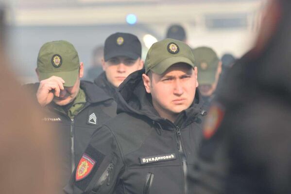 Žandarmerija obezbeđuje objekat na mestu požara u Kineskom tržnom centru. - Sputnik Srbija