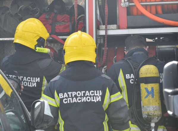 Vatrogasci gase požar u Kineskom tržnom centru na Novom Beogradu - Sputnik Srbija