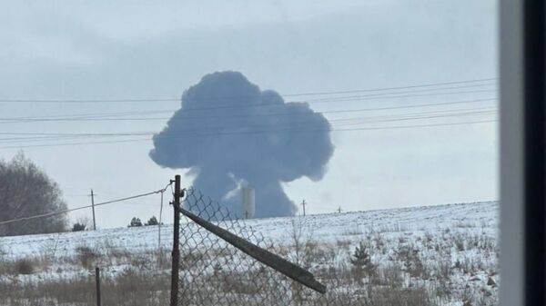 Дым на месте падения самолета Ил-76 в Белгородской области - Sputnik Србија