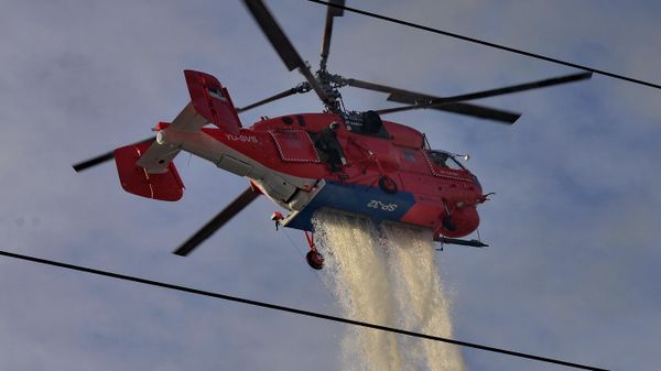 У гашење пожара на Сувој планини укључили се хеликоптери МУП-а