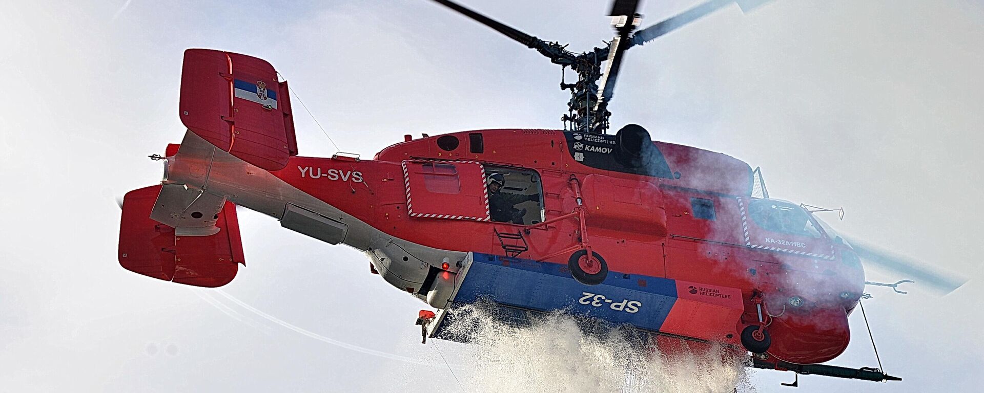 Противпожарни хеликоптер Камов Ка-32 има резервоар од 4.000 литара, а воду у тој количини може да усиса за само један минут - Sputnik Србија, 1920, 26.07.2025