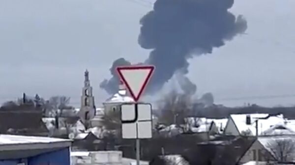 Дим се вије након пада руског војног авиона Ил-76 у Белгородској области - Sputnik Србија