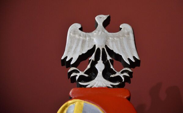 Три најчешћа симбола у српској хералдици су двоглави орао, лав и крин, па отуд и наслов изложбе. - Sputnik Србија