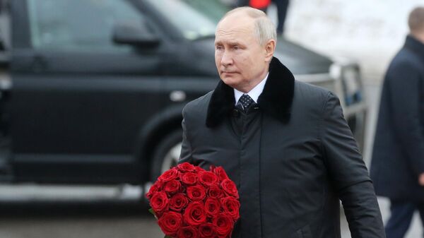 Путин, цвеће поводом ослобађања Лењинграда - Sputnik Србија
