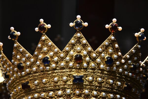 Круна је украшена са 512 слатководних бисера, сафира и рубина добијених синтетичким путем. - Sputnik Србија