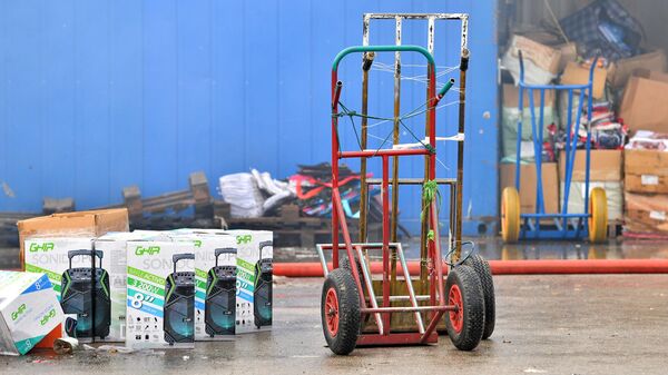 Roba iz Kineskog tržnog centra na Novom Beogradu nakon požara - Sputnik Srbija