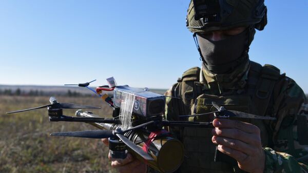 FPV dron-kamikadze v rukah razvedčika Novorossiйskogo desantno-šturmovogo gornogo soedineniя na Zaporožskom napravlenii VSO - Sputnik Srbija