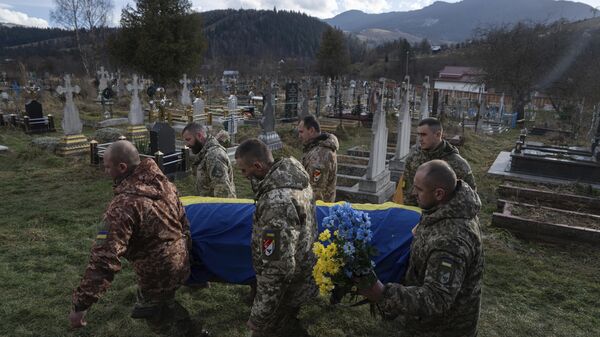 Ukrajinski vojnici nose kovčeg  - Sputnik Srbija