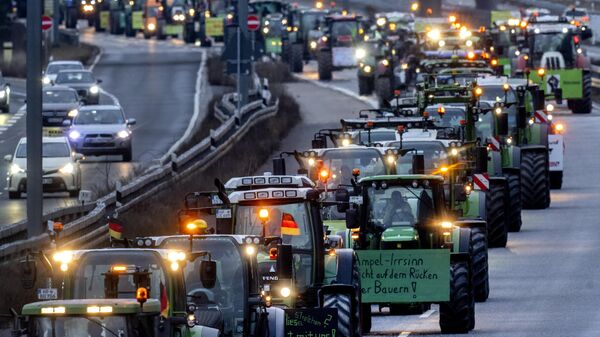 Poljoprivrednici blokirali prilaze aerodromu u Frankfurtu - Sputnik Srbija