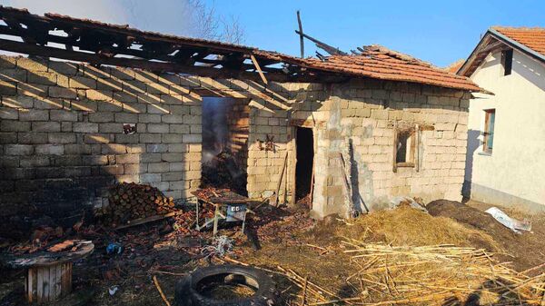 Požar u selu Odanovce kod Kosovske Mitrovice - Sputnik Srbija