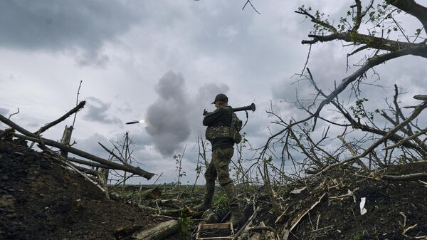 Украинский солдат стреляет из РПГ по российским позициям в Донецкой области. Архивное фото - Sputnik Србија