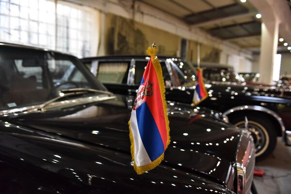 Застава Србије на аутомобилу којим се возио некадашњи председник Југославије Јосип Броз Тито - Sputnik Србија