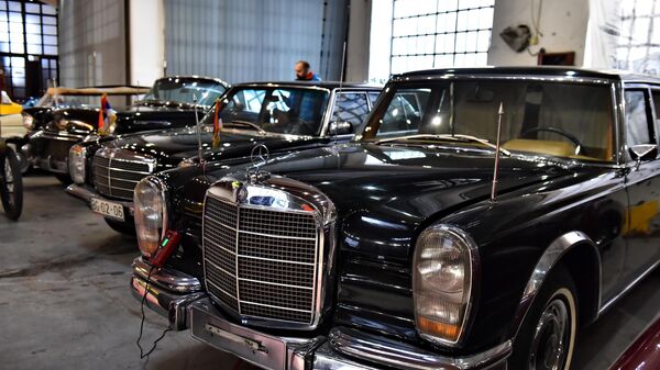 Колекција луксузних аутомобила којим се возио Јосип Броз Тито. У првом плану је блиндирана лимузина која је у то време представљала праву оклопну тврђаву на точковима - Sputnik Србија