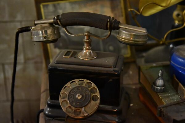 Перед експоната везаних за аутомобилски свет, у углу радионице смо пронашли и овај стари телефон - Sputnik Србија