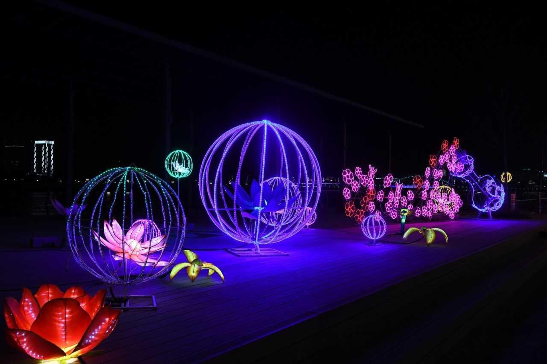 Kineski festival svetla ove godine predstavlja svoje najveće izdanje, uz najbrojnije i najinteresantnije svetlosne instalacije. - Sputnik Srbija, 1920, 08.02.2024
