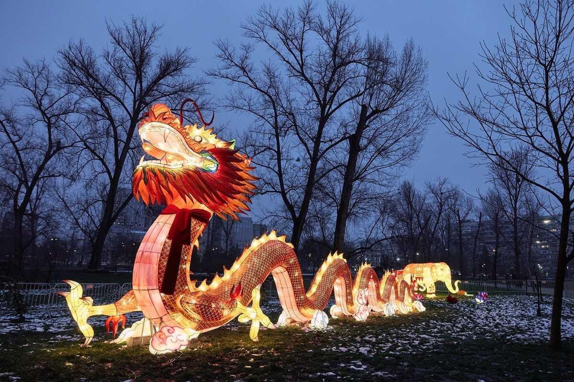 На Кинеском фестивалу светла дочекујемо годину Змаја, када ће засијати различите инсталације које представљају дух традиције и симболике древне Кине. - Sputnik Србија, 1920, 08.02.2024