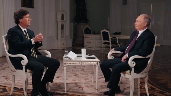 Председник Русије Владимир Путин и новинар Такер Карлсон - Sputnik Србија