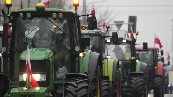 Protest poljoprovrednika na traktorima u Poljskoj protiv agrarne politike EU - Sputnik Srbija