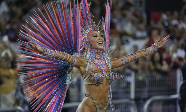 Među učesnicima karnevala je i brazilski model i tv voditelj Sabrina Sato. - Sputnik Srbija
