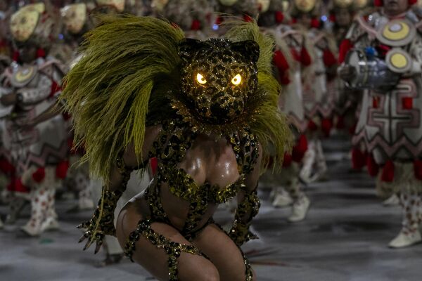 Na Sambadromu se predstavljaju plesači u sjajnim kostimima na koje se troši mnogo novca. - Sputnik Srbija